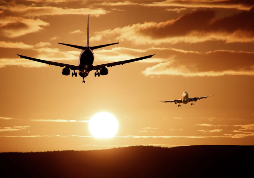 旅客機は飛行時間の90％を予定したコースを外れて飛んでいる
